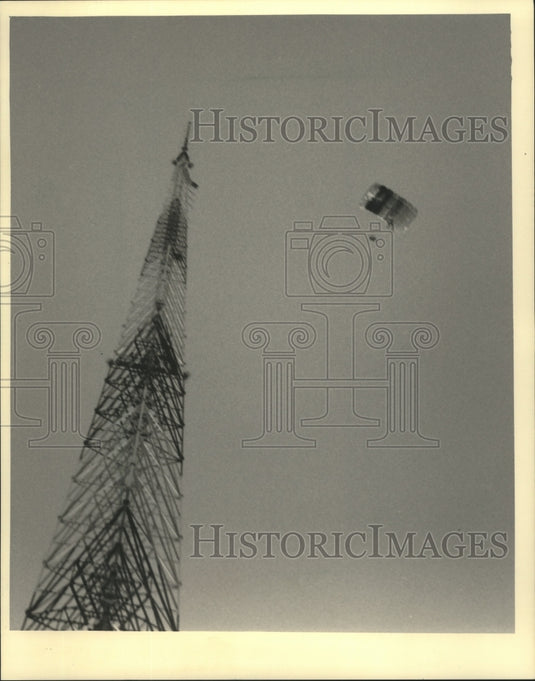 1987 Press Photo Mark Kruse and Michael Mayotte Parachuted in Shorewood-Historic Images