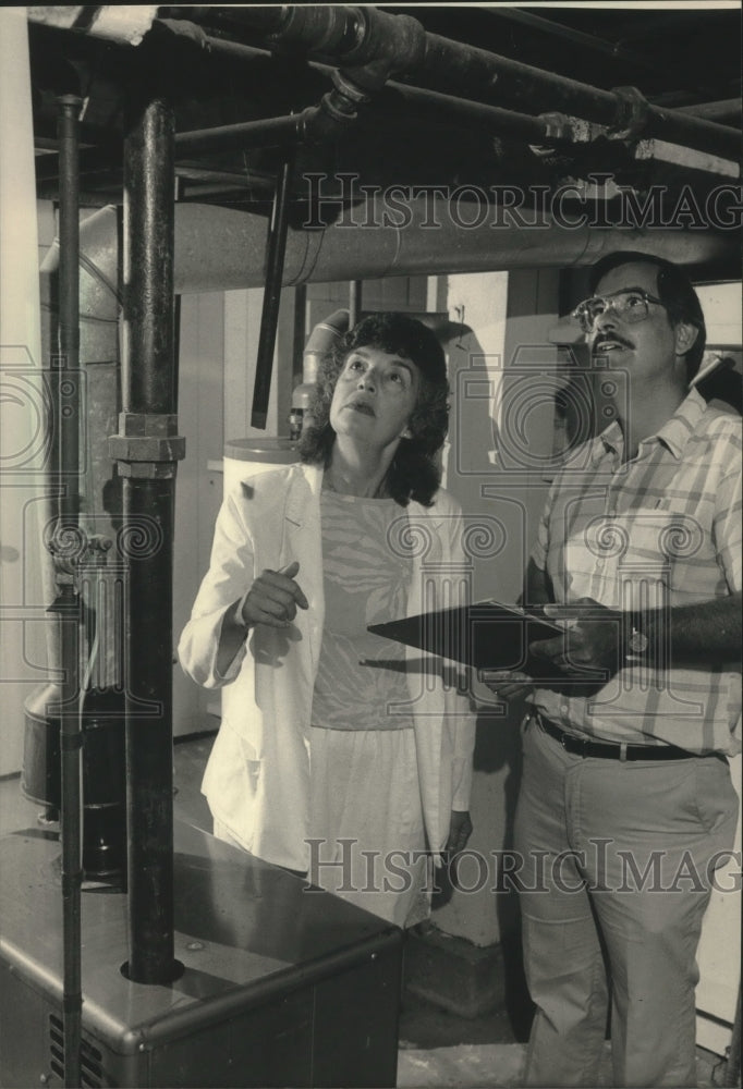 1986 Press Photo Inspector Tom Fierstein Checks Home of Sue Levin, Shorewood - Historic Images