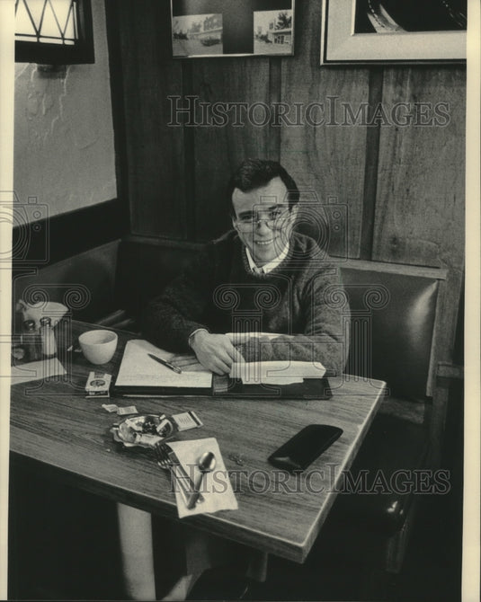 1985 Press Photo Marty Gitnik Science Teacher Atwater Elementary School - Historic Images