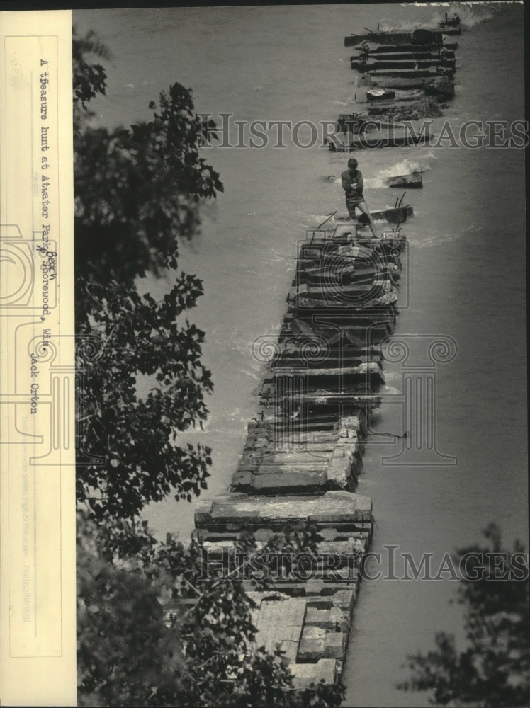 1984 Press Photo Kids search for treasure, Atwater Beach breakwate, Shorewood - Historic Images