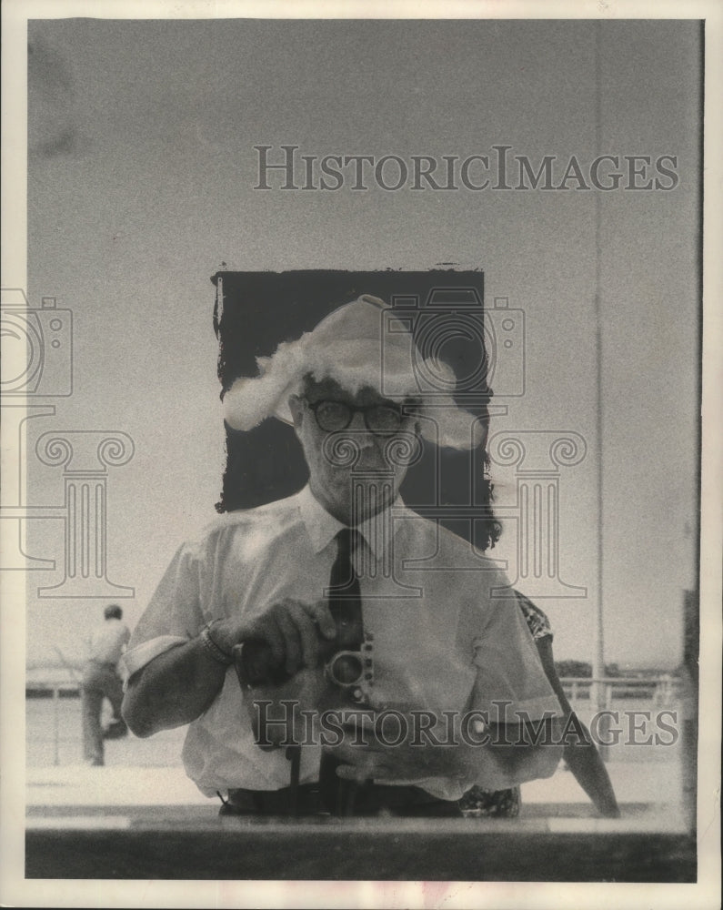 1962 Press Photo Arville Schaleben models felt sun hat in Yalta - mjb97491- Historic Images