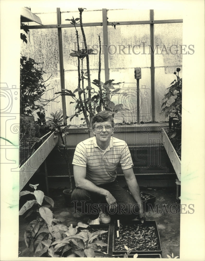 1987 Press Photo Walter Schaffer Jr Greenhouse Manager University of Wisconsin - Historic Images