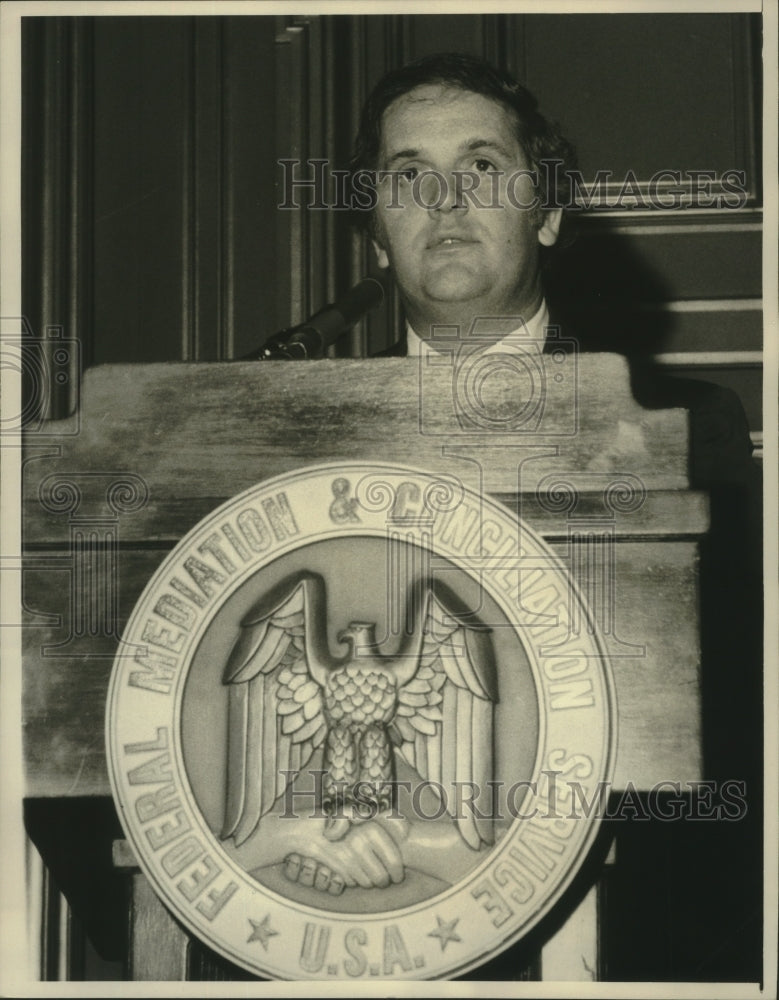 1976 Press Photo James Scearce at podium, Washington D.C. ceremony - mjb97523 - Historic Images