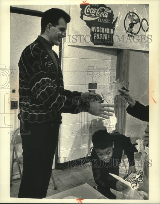 1992 Press Photo Dan Schaves, signs autograph, Lake Shore Middle School, Mequon - Historic Images