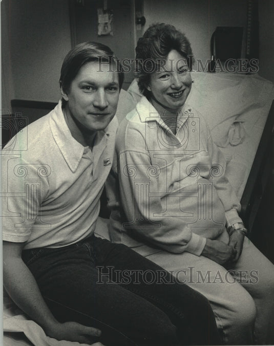 1987 Press Photo William Schauwitzer visits wife, Mary, at St. Joseph's hospital - Historic Images