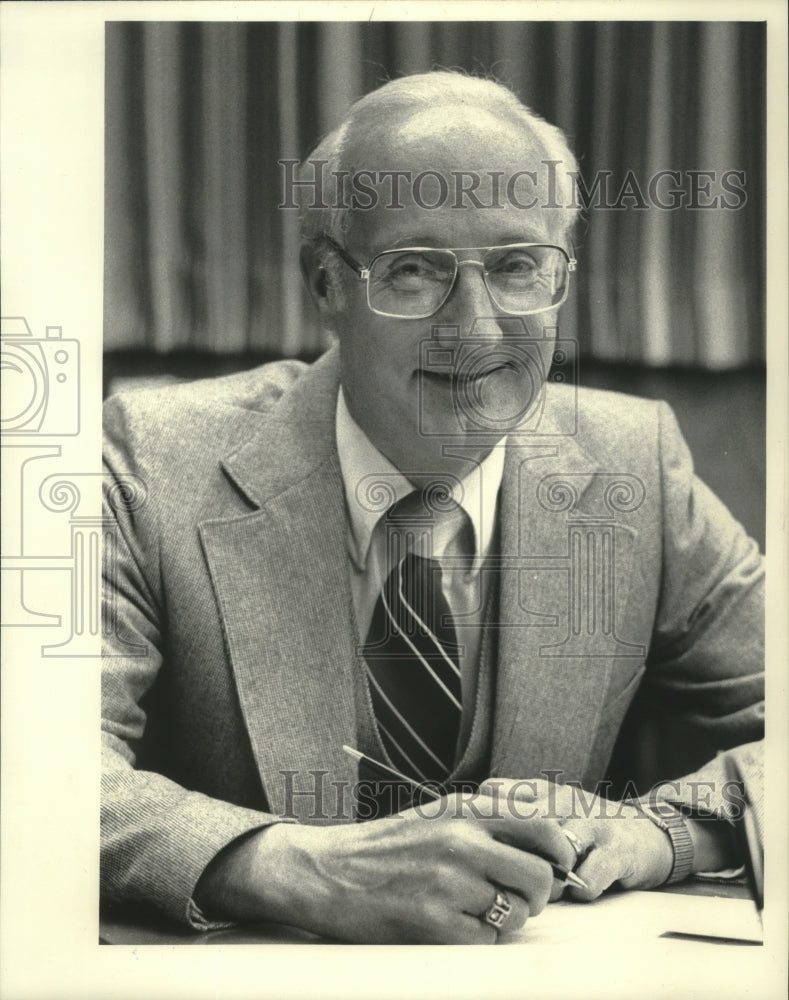 1983 Press Photo Donald A. Schauer, Department of Administration, Milwaukee - Historic Images