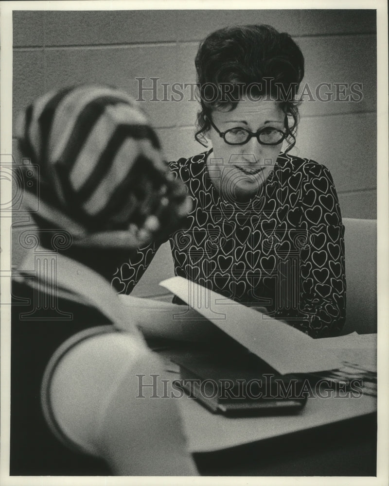 1972 Press Photo Public Defender, Mrs. Audrey Schatell, speaks to women - Historic Images