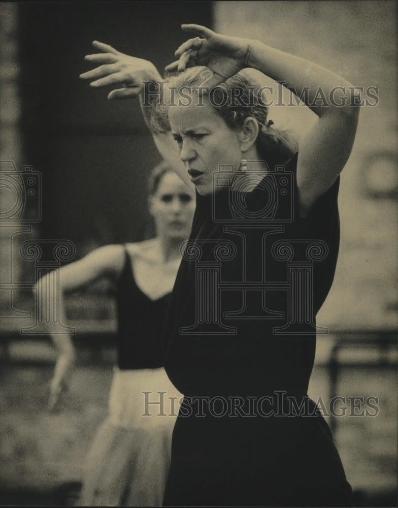1986 Press Photo Jennifer Scanlon helps dancers create &quot;The Moor&#39;s Pavane&quot; - Historic Images