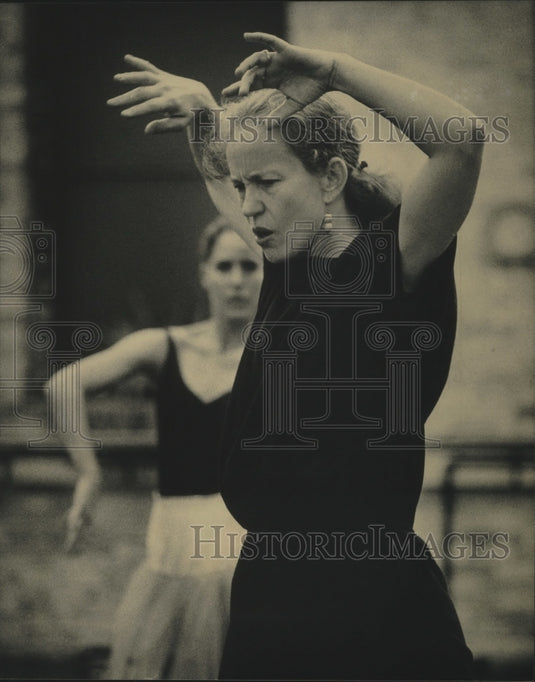 1986 Press Photo Jennifer Scanlon helps dancers create "The Moor's Pavane" - Historic Images