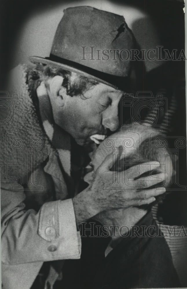 1973 Press Photo Frankie Scalici gets a kiss from clown friend Happy Kellens - Historic Images