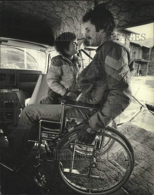 1990 Press Photo Chris Schaefer gives daughter a ride into van, New Berlin - Historic Images