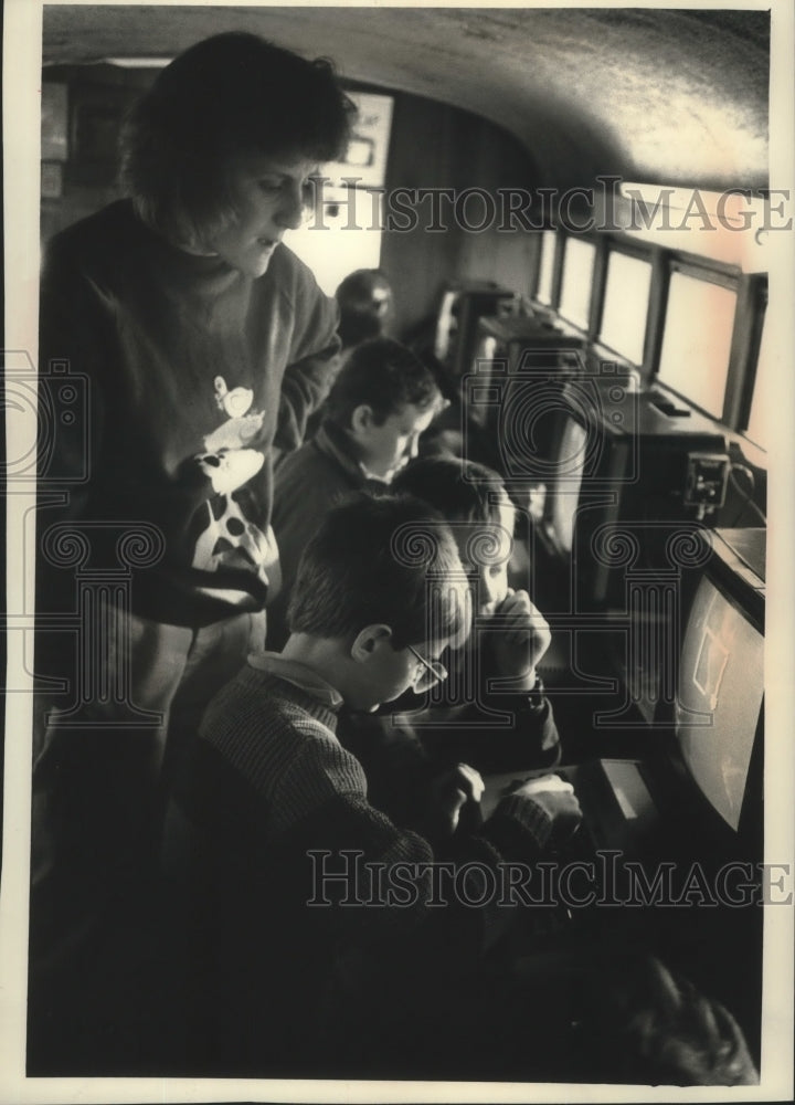 1989 Press Photo Teacher Pam Anderson and students aboard bus, Wisconsin - Historic Images