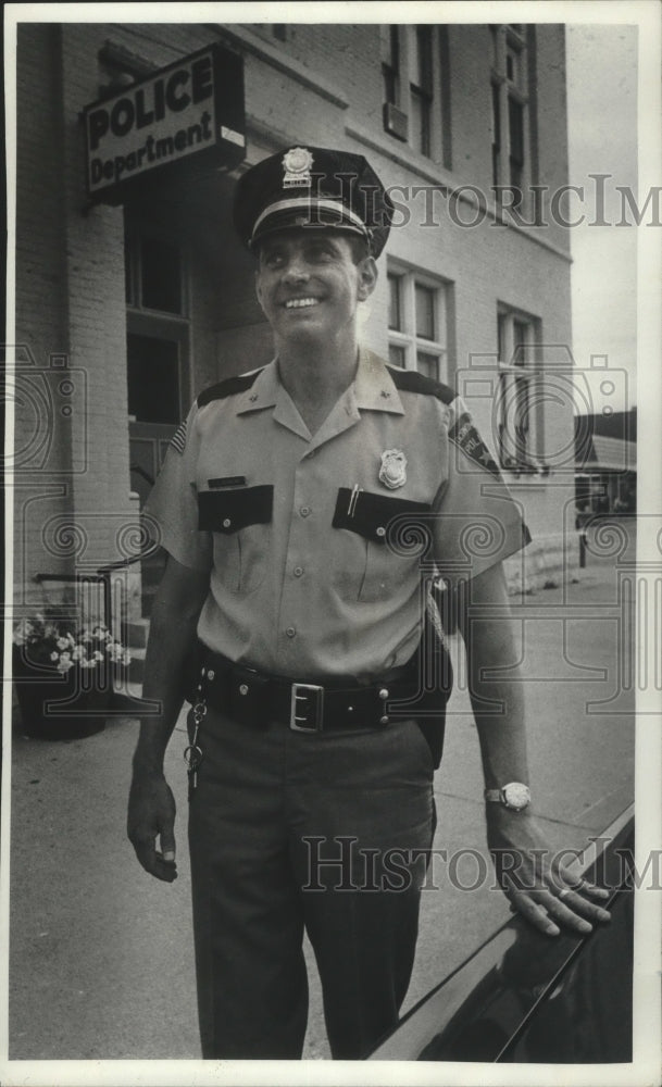 1976 Press Photo Oconomowoc, Wisconsin Police Chief Leonard Schacht - mjb97608 - Historic Images