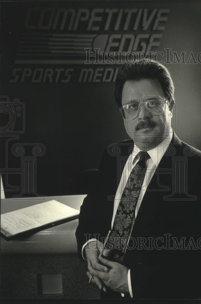 1991 Press Photo William D. Schacht, psychotherapist works with injured athletes - Historic Images