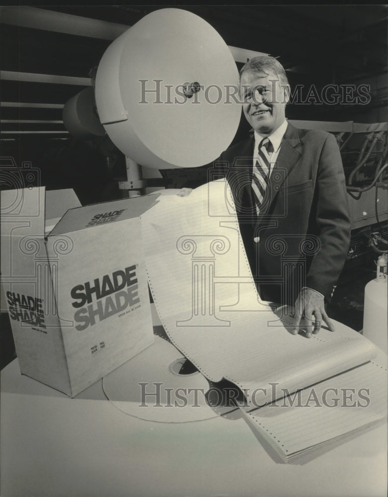 1983 Press Photo Robert Shade showing some continuous business forms. - Historic Images