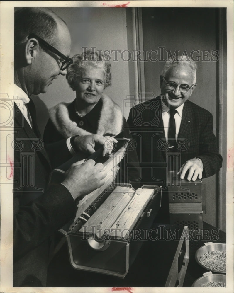 1984 Press Photo Dudley G. Seay, president of Basic Products with stockholders. - Historic Images