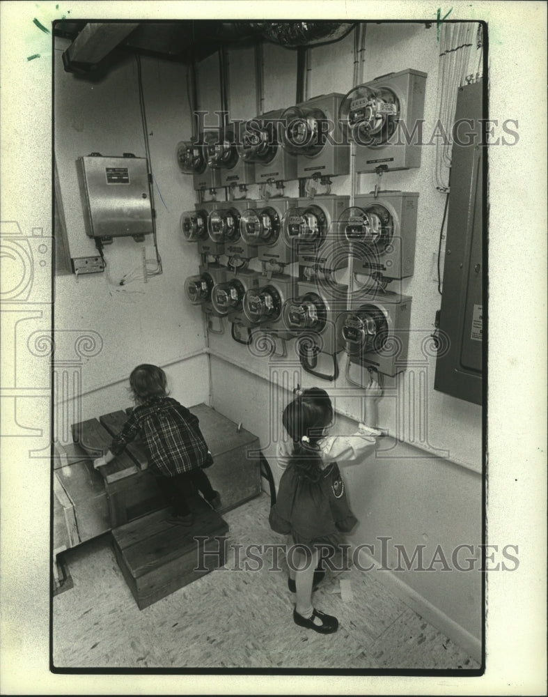 1982 Press Photo Electric Meters For Solar Energy In Damascus, Maryland - Historic Images