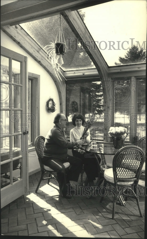 1988 Press Photo John And Joan Pager's In Their Solar-Heated Sunroom - mjb97669 - Historic Images