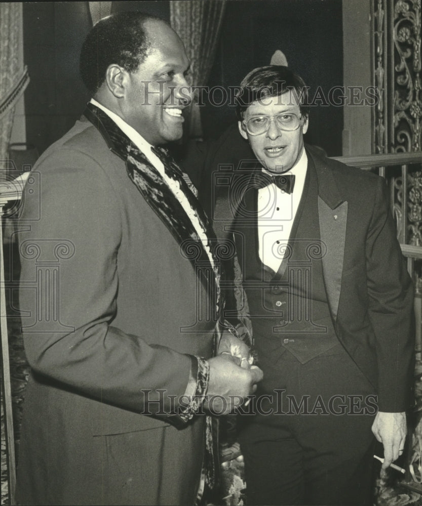 1981 Press Photo Willie Davis shakes hands with Bud Selig from Milwaukee Brewers - Historic Images