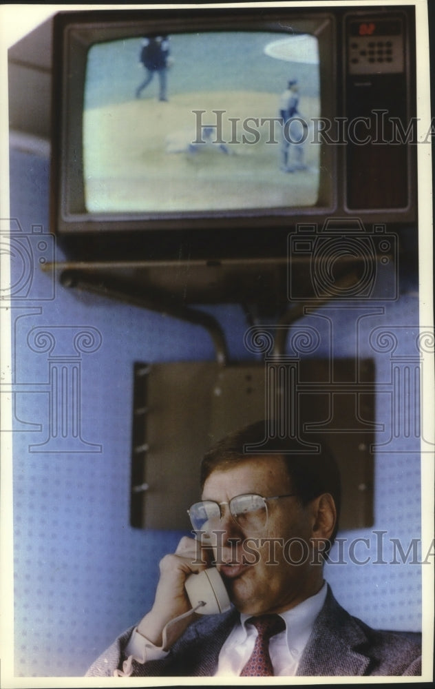 1993 Press Photo Bud Selig on the phone in owner&#39;s box, Milwaukee County Stadium - Historic Images