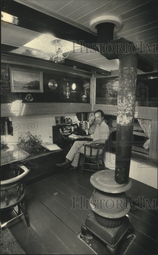 1987 Press Photo Capt. Dan Moreland of the ship Ernestina, in his quarters - Historic Images