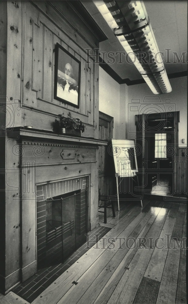 1984 Press Photo Fireplace in Shorewood Village Hall, Wisconsin - mjb97749 - Historic Images