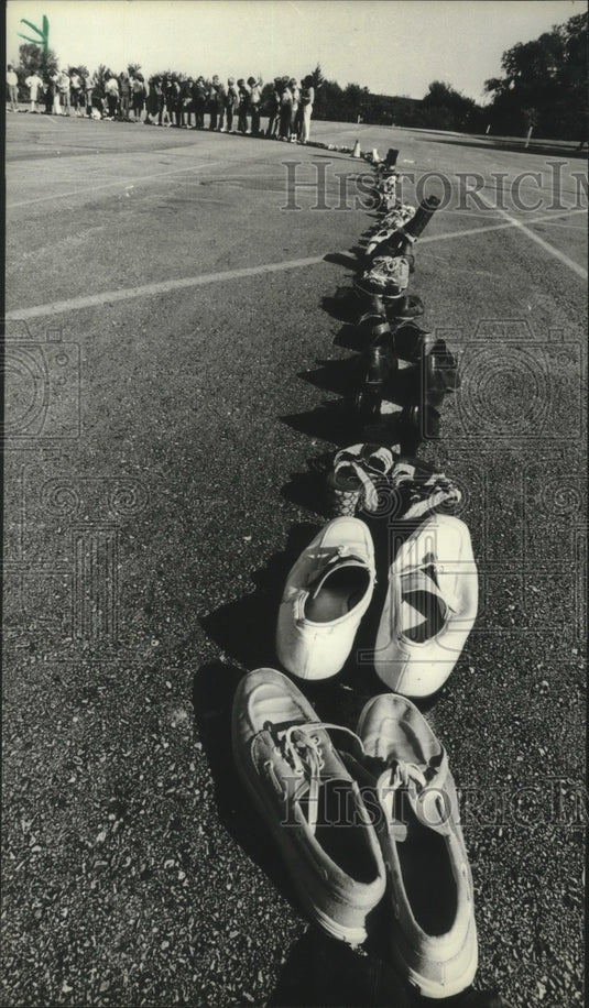 1983 Press Photo A mile of shoes at Elm Grove Lutheran Elementary School - Historic Images
