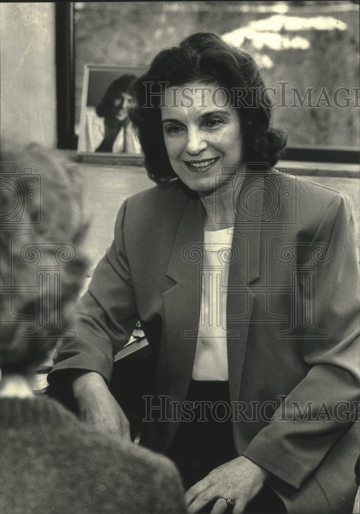 1988 Press Photo Elene Spheeris Dir. Milwaukee Displaced Homemaker Network - Historic Images