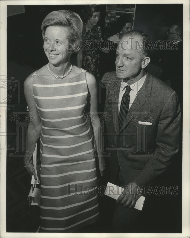 1967 Press Photo Peter Scotese and wife pausing on steps to Empire room at hotel - Historic Images