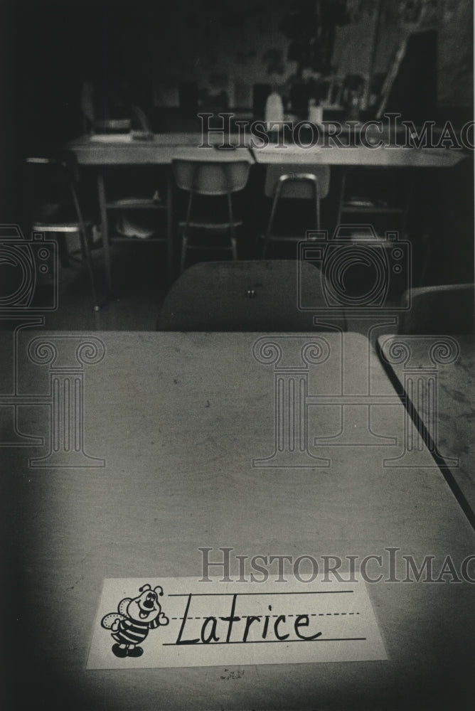 1990 Press Photo First grader Latrice Scott&#39;s name tag still on her school desk. - Historic Images