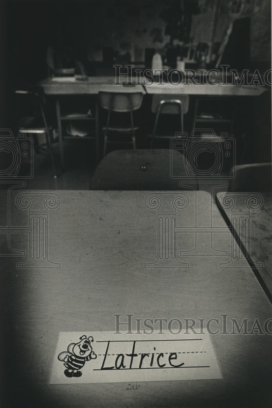 1990 Press Photo First grader Latrice Scott's name tag still on her school desk. - Historic Images