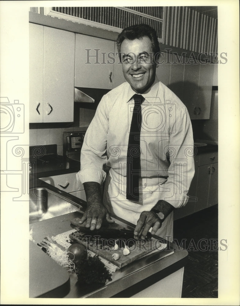 1981 Press Photo Jacques Scott cooking at the Gas Company. - mjb97864 - Historic Images