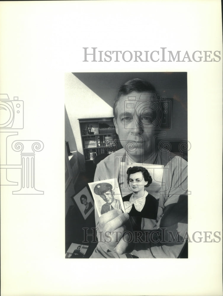 1994 Press Photo Robert D. Scott holds old photographs of his biological parents - Historic Images