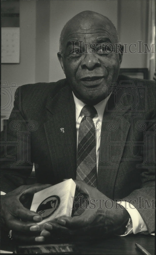 1991 Wesley Scott: Urban affairs consultant at his desk. - Historic Images