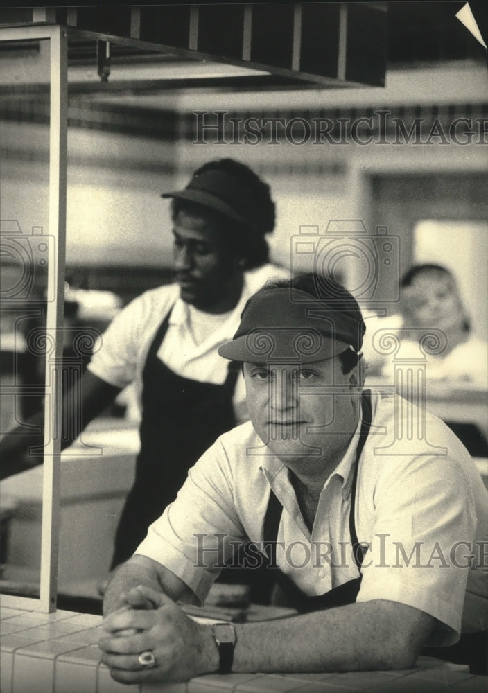 1986 Press Photo Steve Sazama, owner of new Saz&#39;s in Grand Avenue, Speisgarten - Historic Images