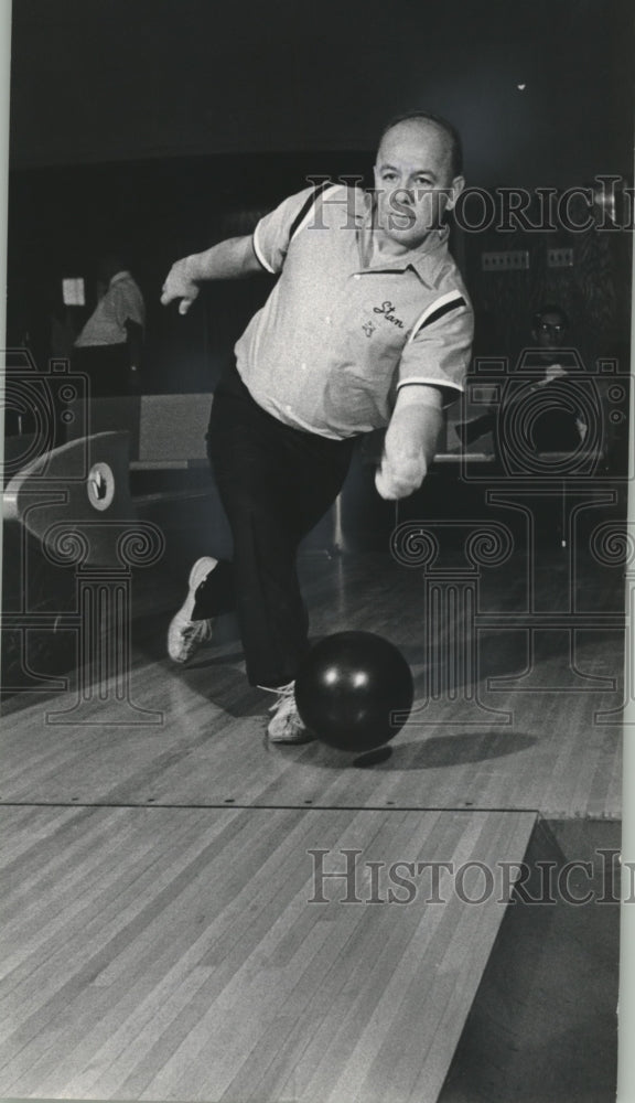 1967 Press Photo Stan Stremski sends bowling ball down the lane at a competition- Historic Images