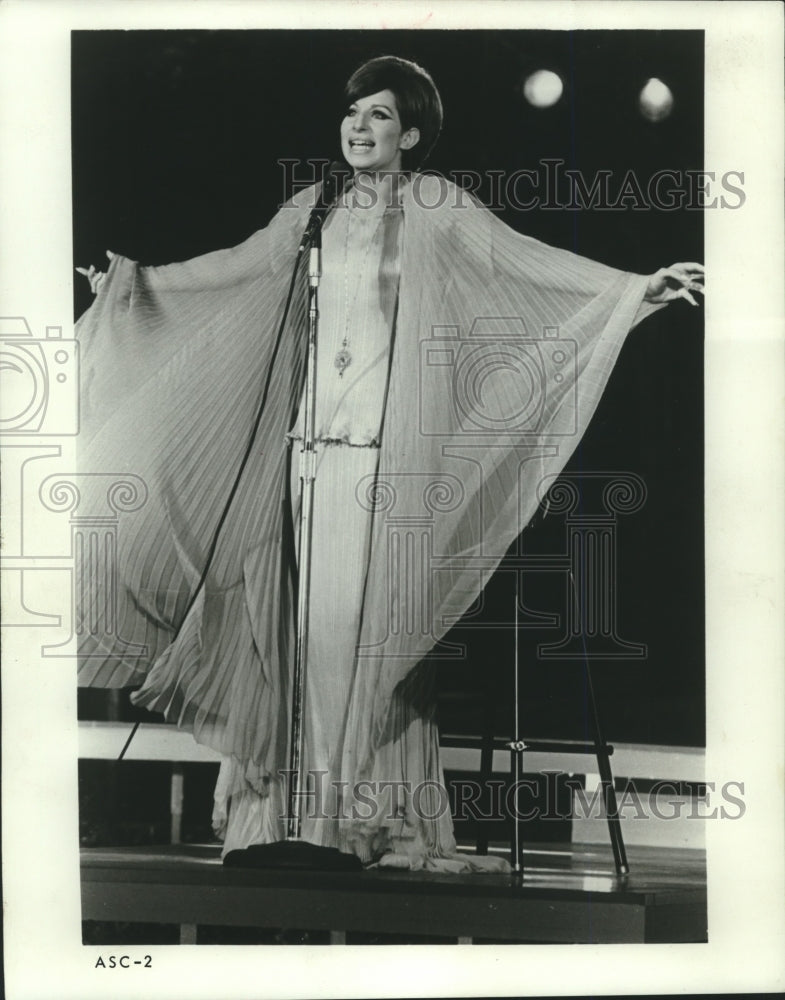 1968 Press Photo Barbra Streisand wearing an elaborate gown and singing on stage - Historic Images