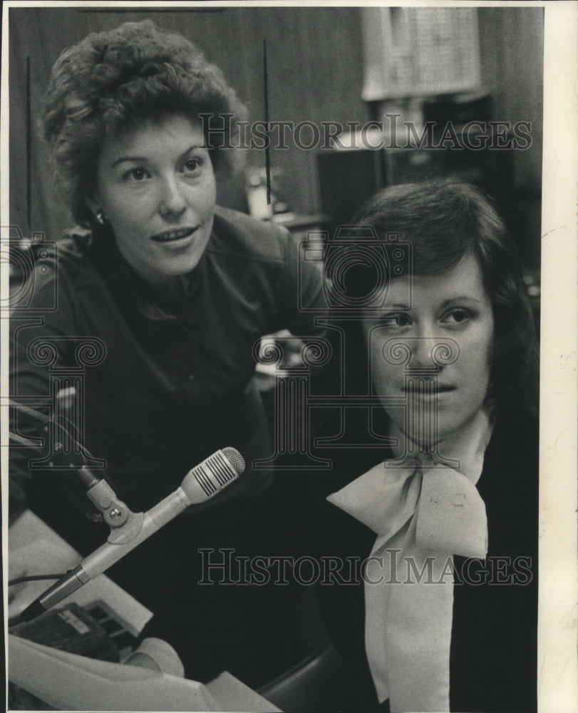 1976 Press Photo Chris Stoehr and Linda Sherman announces for WRIT radio - Historic Images