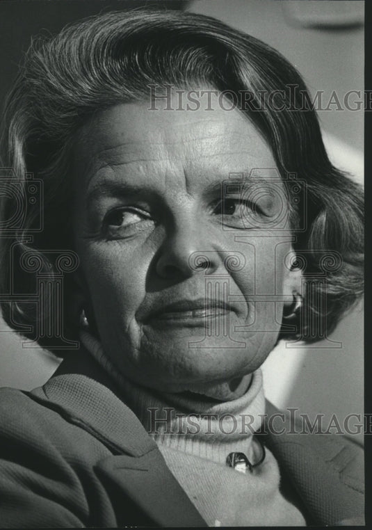 1976 Annette Stoddard poses, Hot LIne Council director, Milwaukee. - Historic Images
