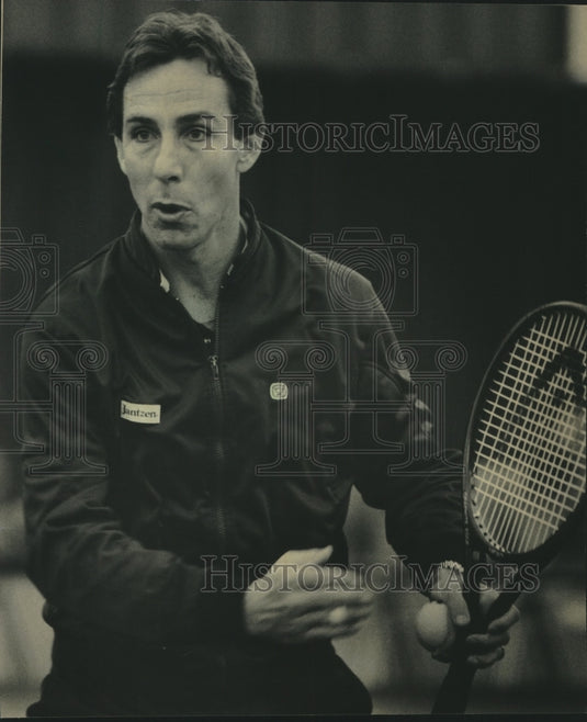 1985 Press Photo Dick Stockton giving tips at tennis clinic, United States. - Historic Images