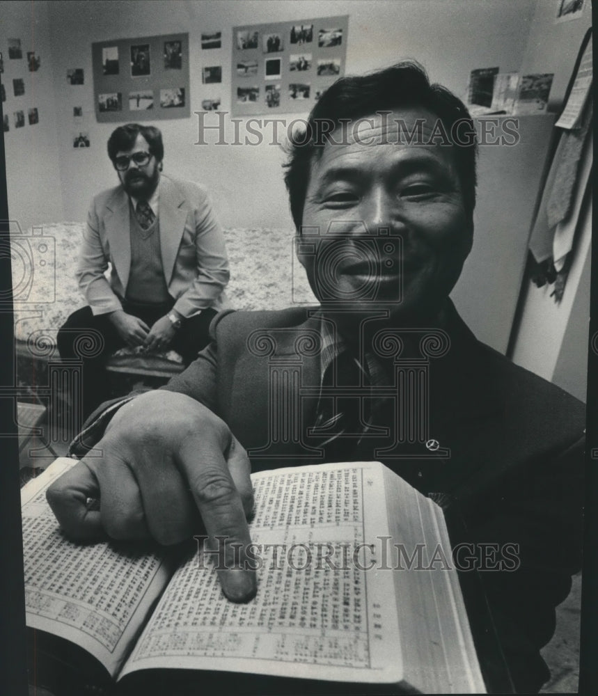 1979 Press Photo Rev. Suk Ku Suh with Korean Bible and Rev. David Church - Historic Images