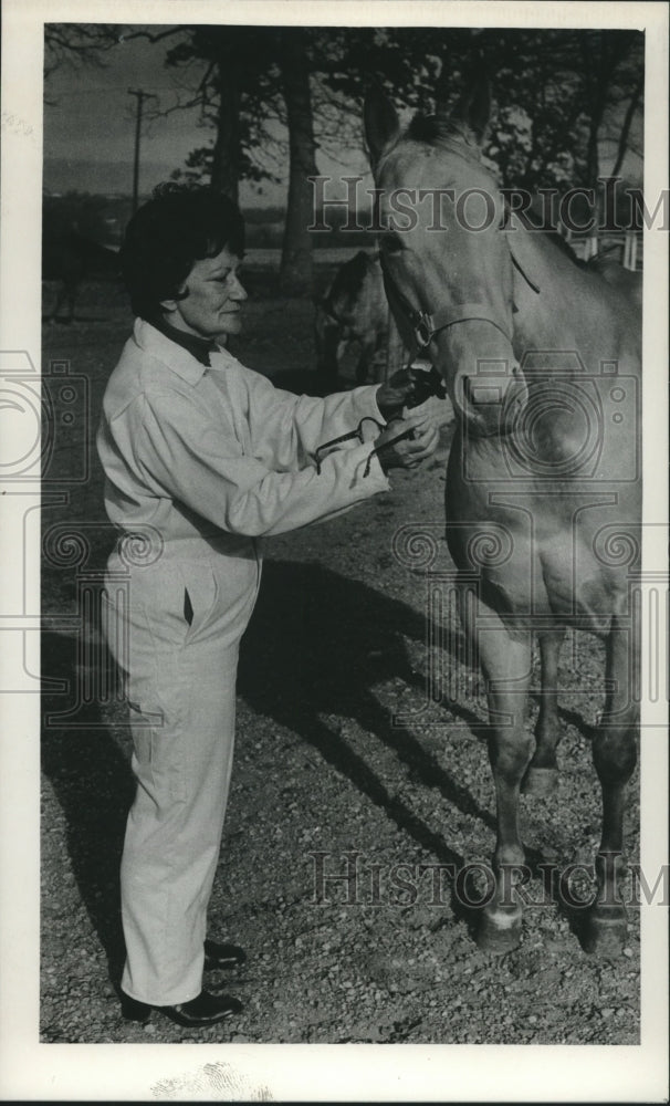 1977 Press Photo Mrs. Julia Swartz, Waukesha County Humane Officer with horse. - Historic Images