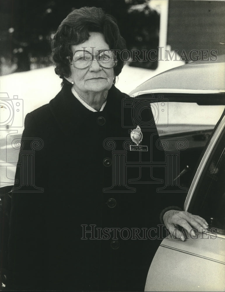 1982 Press Photo Julia Swartz, Waukesha County's humane officer by her car. - Historic Images