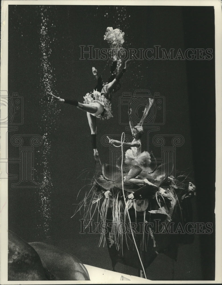 1987 Press Photo Tokyo amusement center, underwater ballet performance - Historic Images