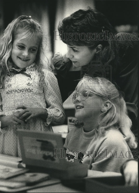 1988 Press Photo Students and teacher at McLane Elementary School in West Bend. - Historic Images