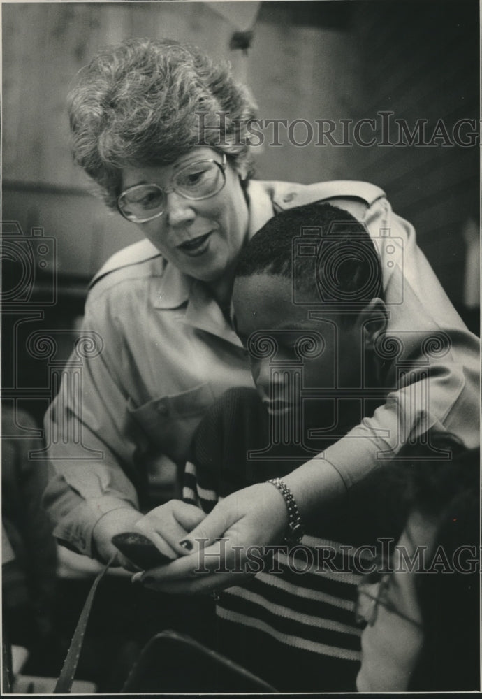 1989 Press Photo Pat Eggers &amp; Jameel Mustafaa, St. Francis Children Center, WI - Historic Images