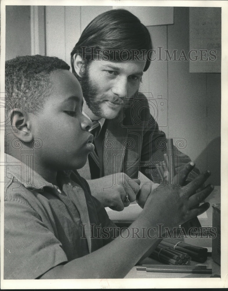 1969 Press Photo Gary Wilson tutors Michael Mitchell, 5th St. School, Milwaukee- Historic Images