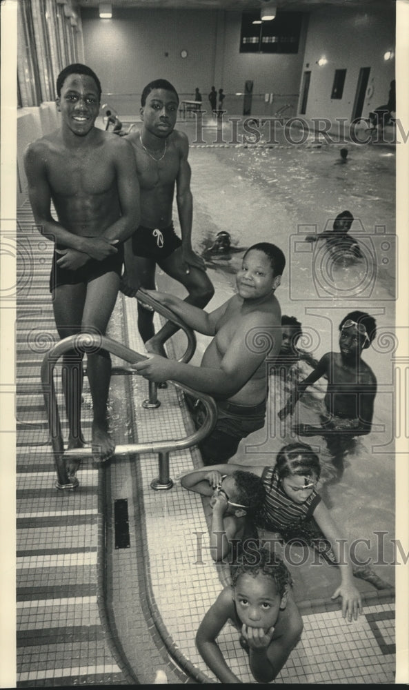 1987 Press Photo Teenagers watch younger kids at North Central YMCA pool - Historic Images