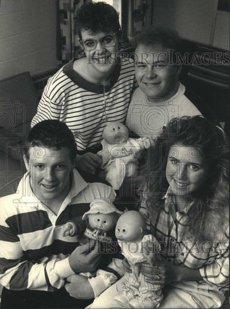 1988 Press Photo Northern Ozaukee High School Students Take Care of Fake Babies - Historic Images