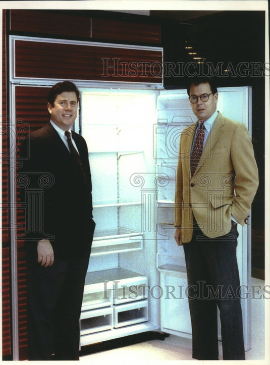 1992 Press Photo Sub-Zero Freezer Company Employees Standing Near Refrigerator - Historic Images